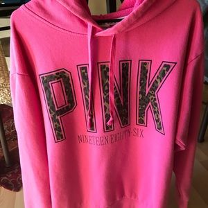Pink sweatshirt with leopard logo